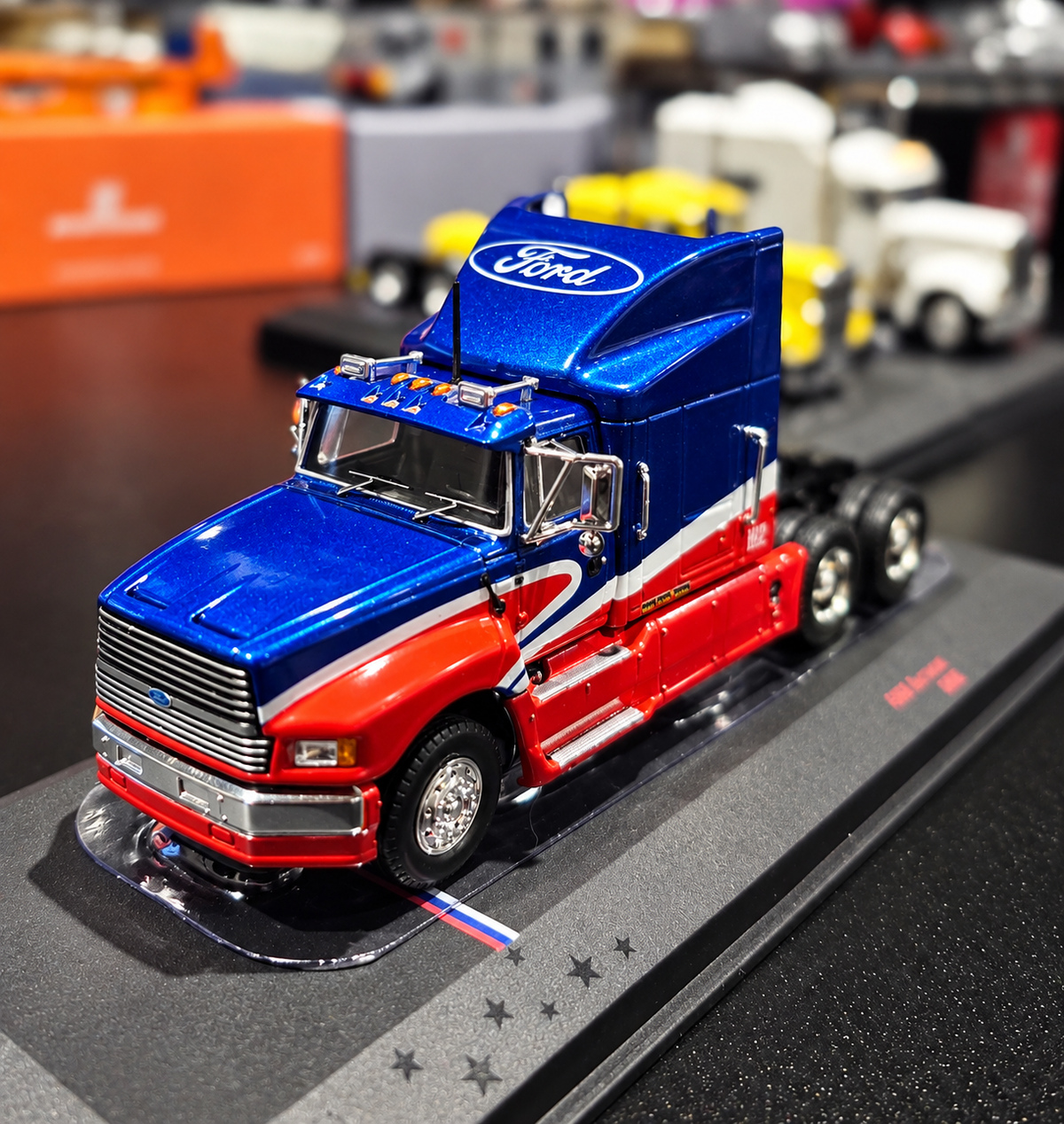 IXOAMERICA 1:64 1990 Ford Aeromax - Red and Blue