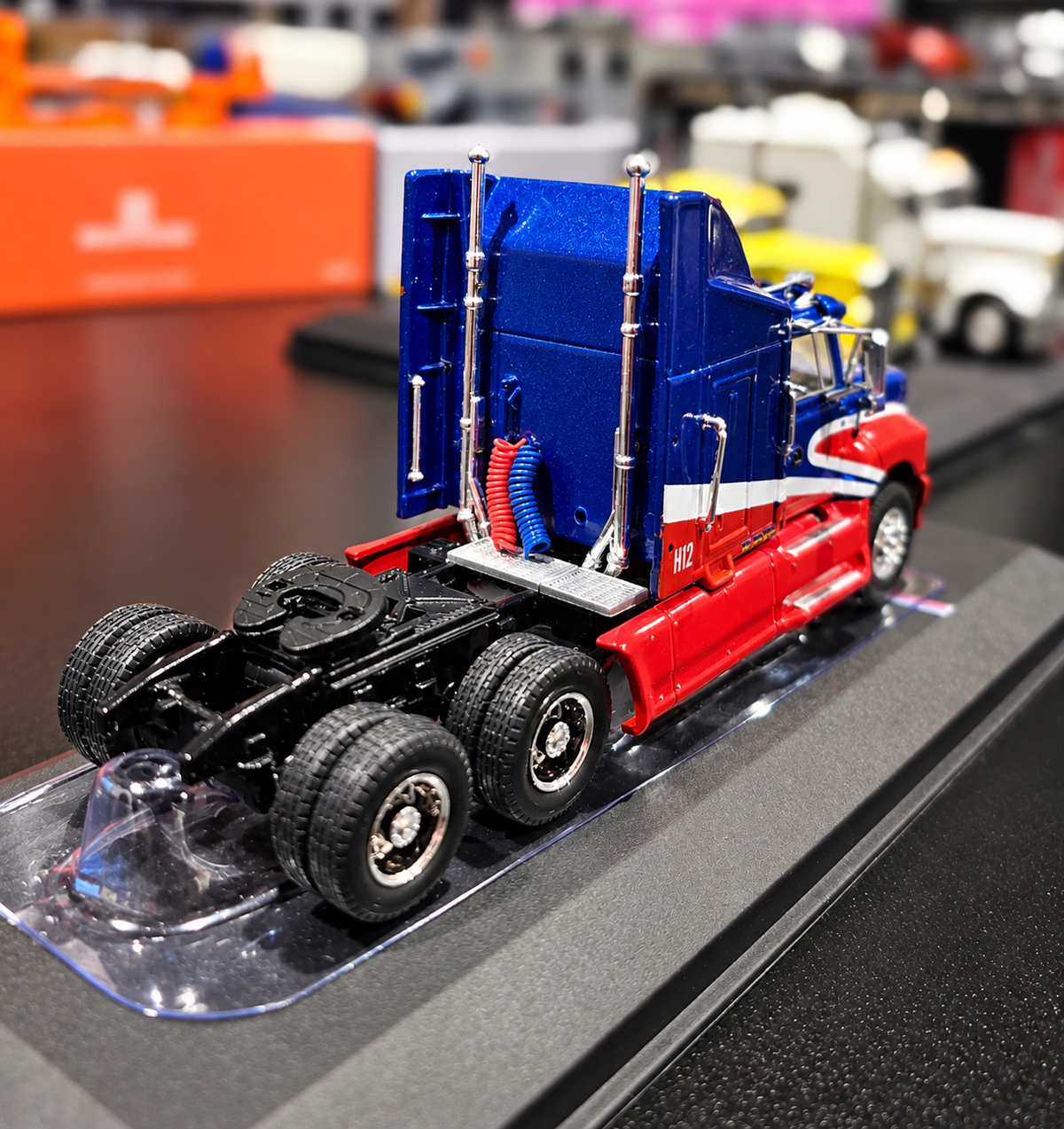 IXOAMERICA 1:64 1990 Ford Aeromax - Red and Blue