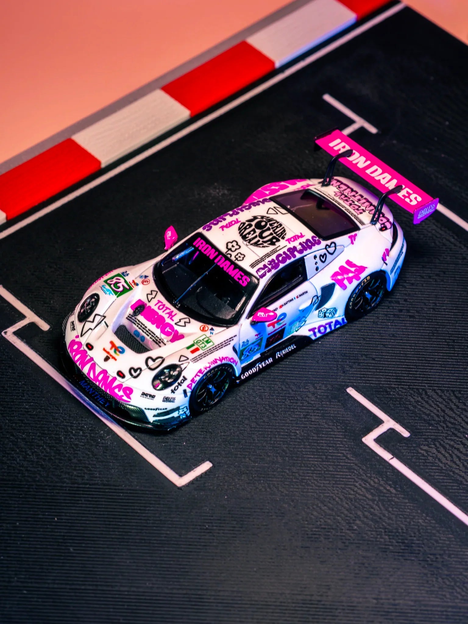 STARRACE Porsche 992 GT3 R White Pink Iron Dames #85
