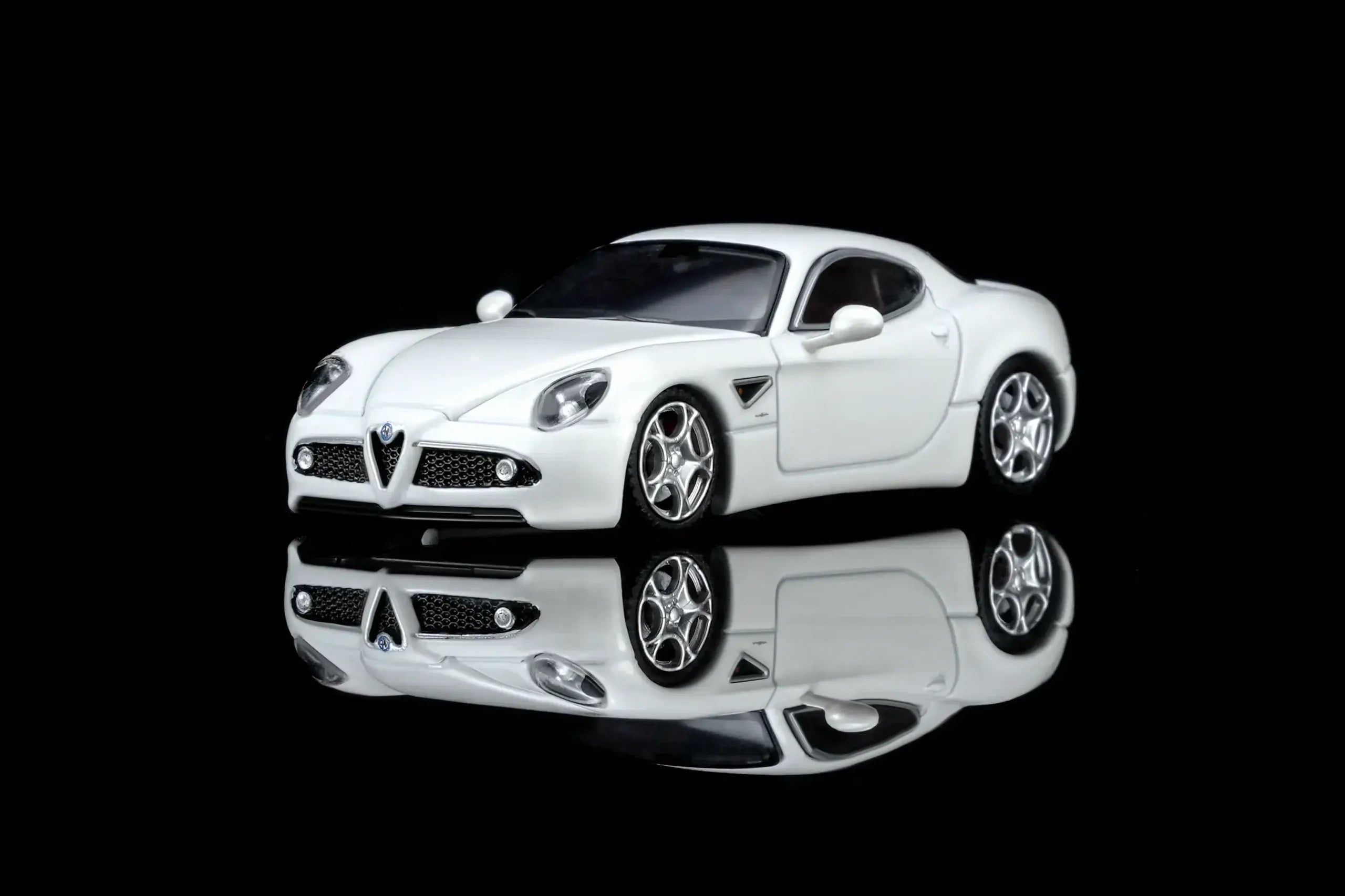 (Coming Soon) MOTORHELIX 1/64 Alfa Romeo 8C Competizione 2008 Bianco Polare