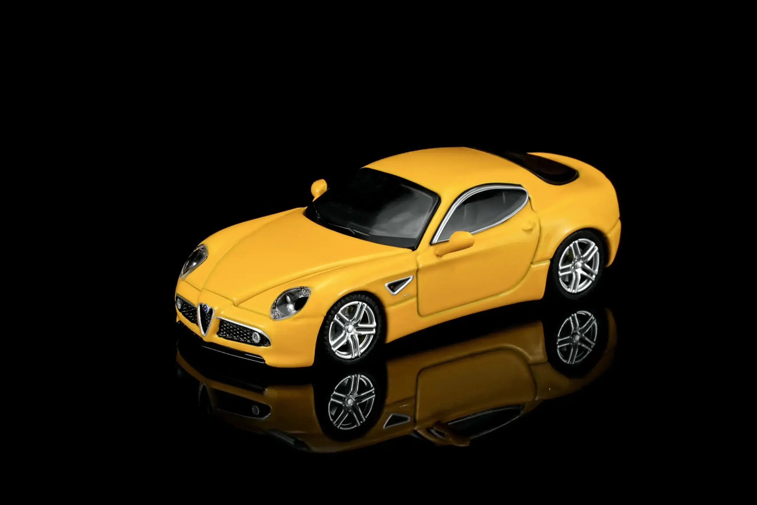 (Coming Soon) MOTORHELIX 1/64 Alfa Romeo 8C Competizione 2008 Giallo Mica
