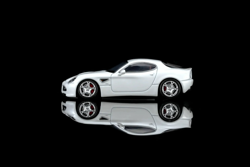 (Coming Soon) MOTORHELIX 1/64 Alfa Romeo 8C Competizione 2008 Bianco Polare