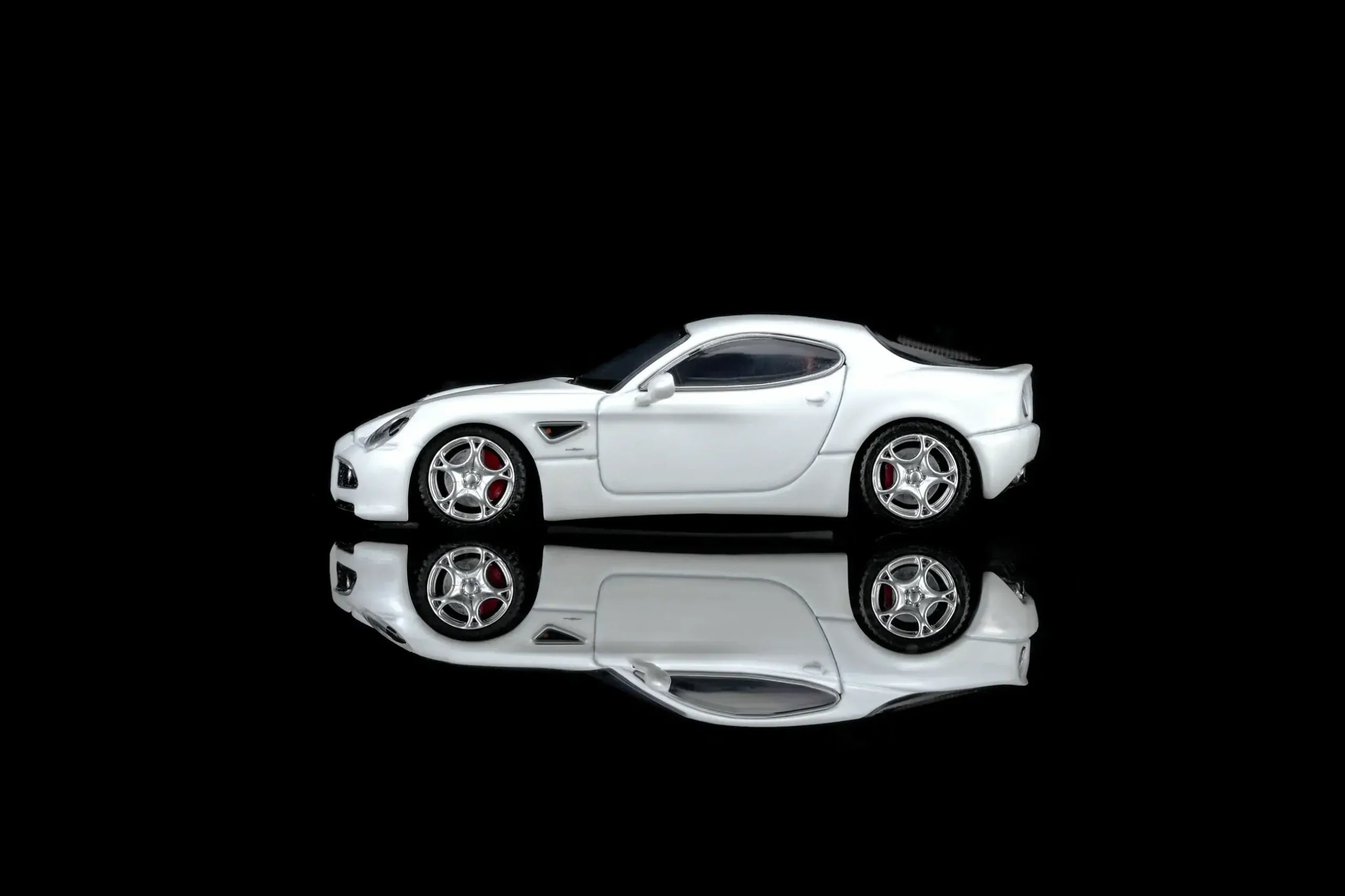(Coming Soon) MOTORHELIX 1/64 Alfa Romeo 8C Competizione 2008 Bianco Polare