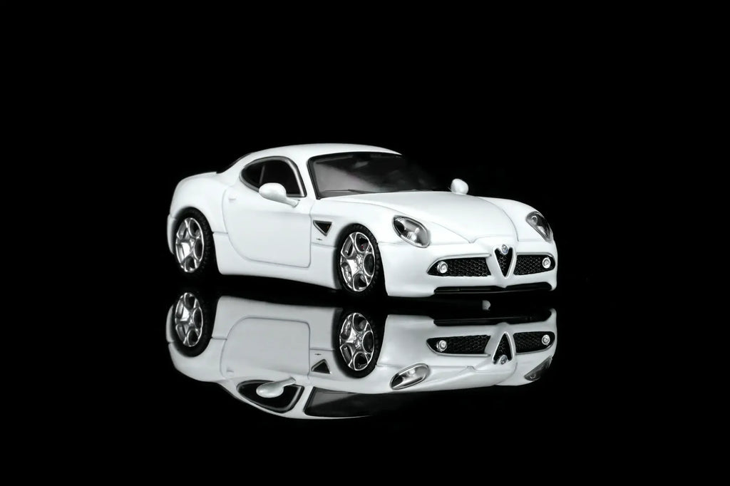 (Coming Soon) MOTORHELIX 1/64 Alfa Romeo 8C Competizione 2008 Bianco Polare