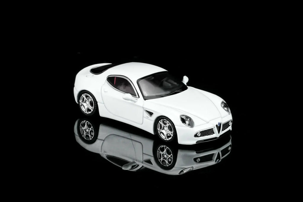 (Coming Soon) MOTORHELIX 1/64 Alfa Romeo 8C Competizione 2008 Bianco Polare