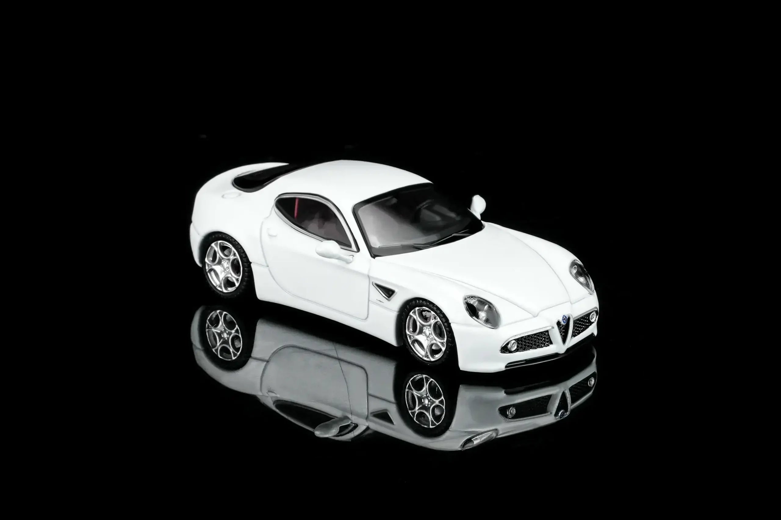 (Coming Soon) MOTORHELIX 1/64 Alfa Romeo 8C Competizione 2008 Bianco Polare