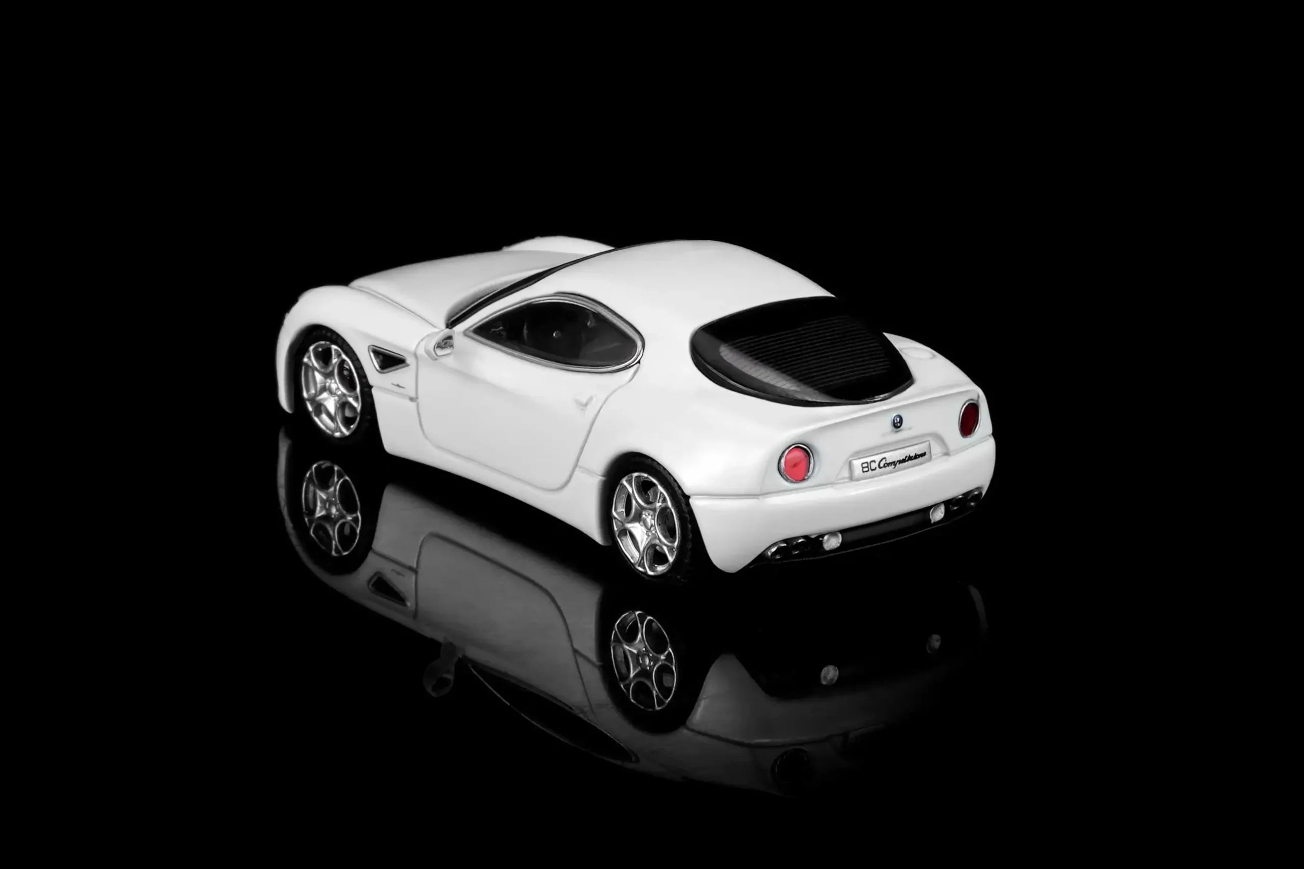 (Coming Soon) MOTORHELIX 1/64 Alfa Romeo 8C Competizione 2008 Bianco Polare