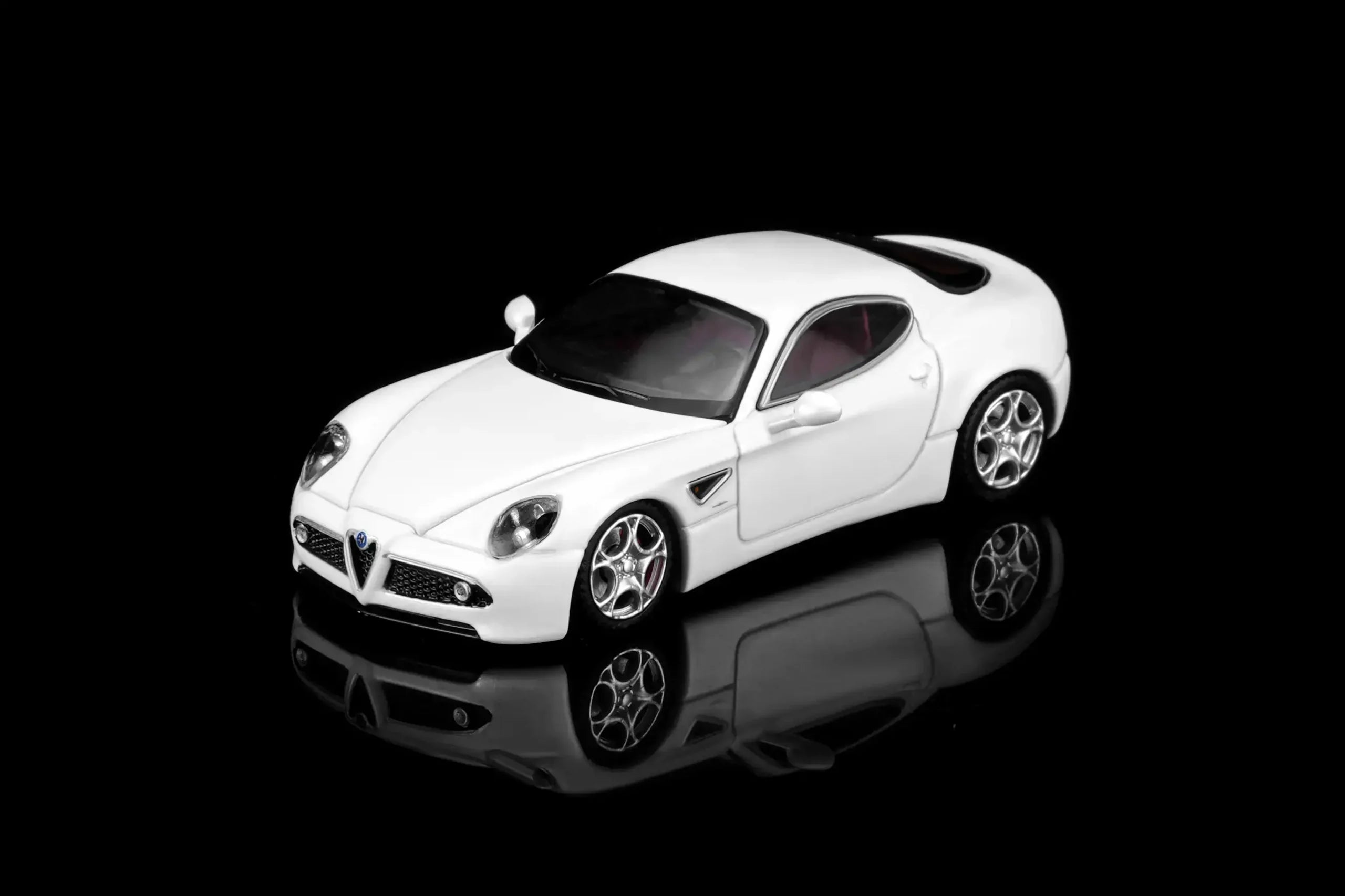(Coming Soon) MOTORHELIX 1/64 Alfa Romeo 8C Competizione 2008 Bianco Polare