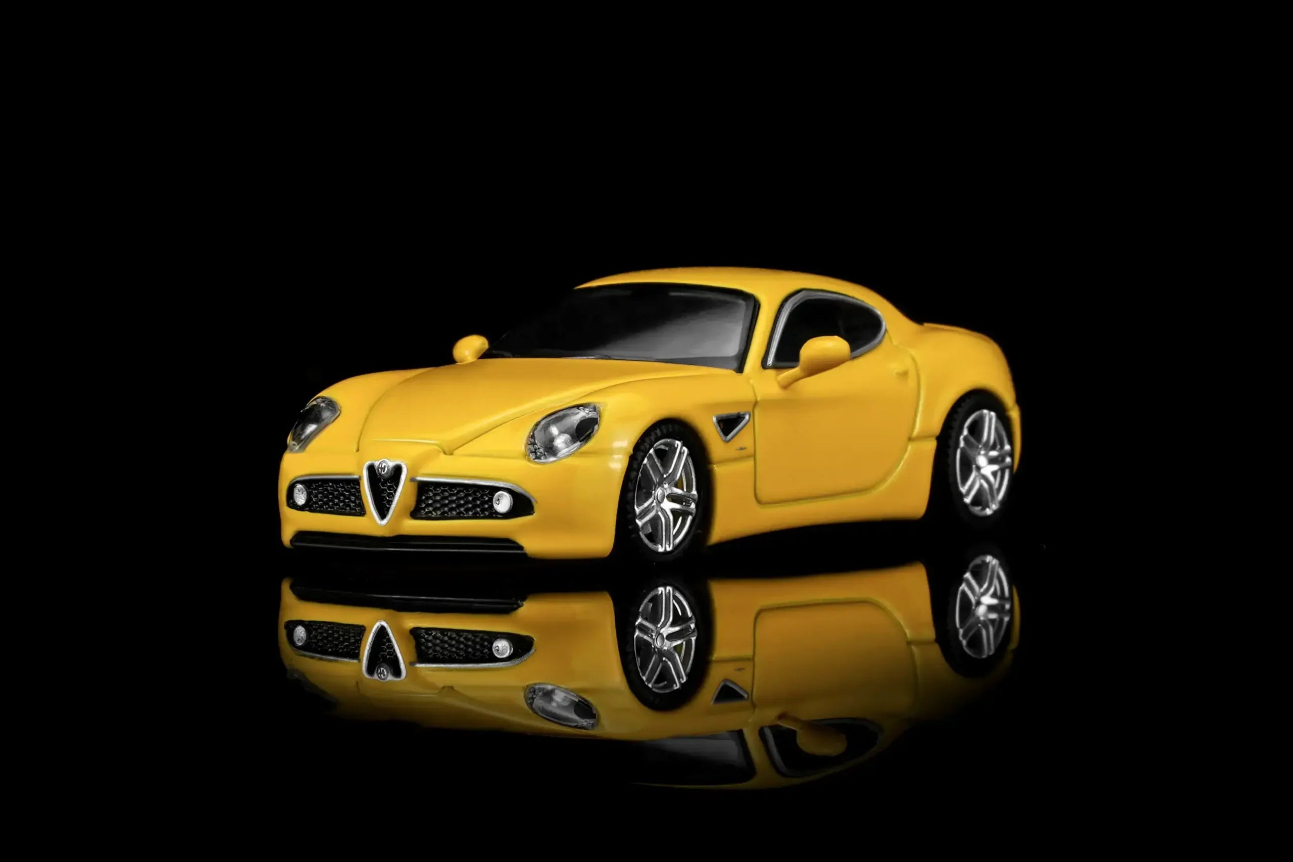 (Coming Soon) MOTORHELIX 1/64 Alfa Romeo 8C Competizione 2008 Giallo Mica