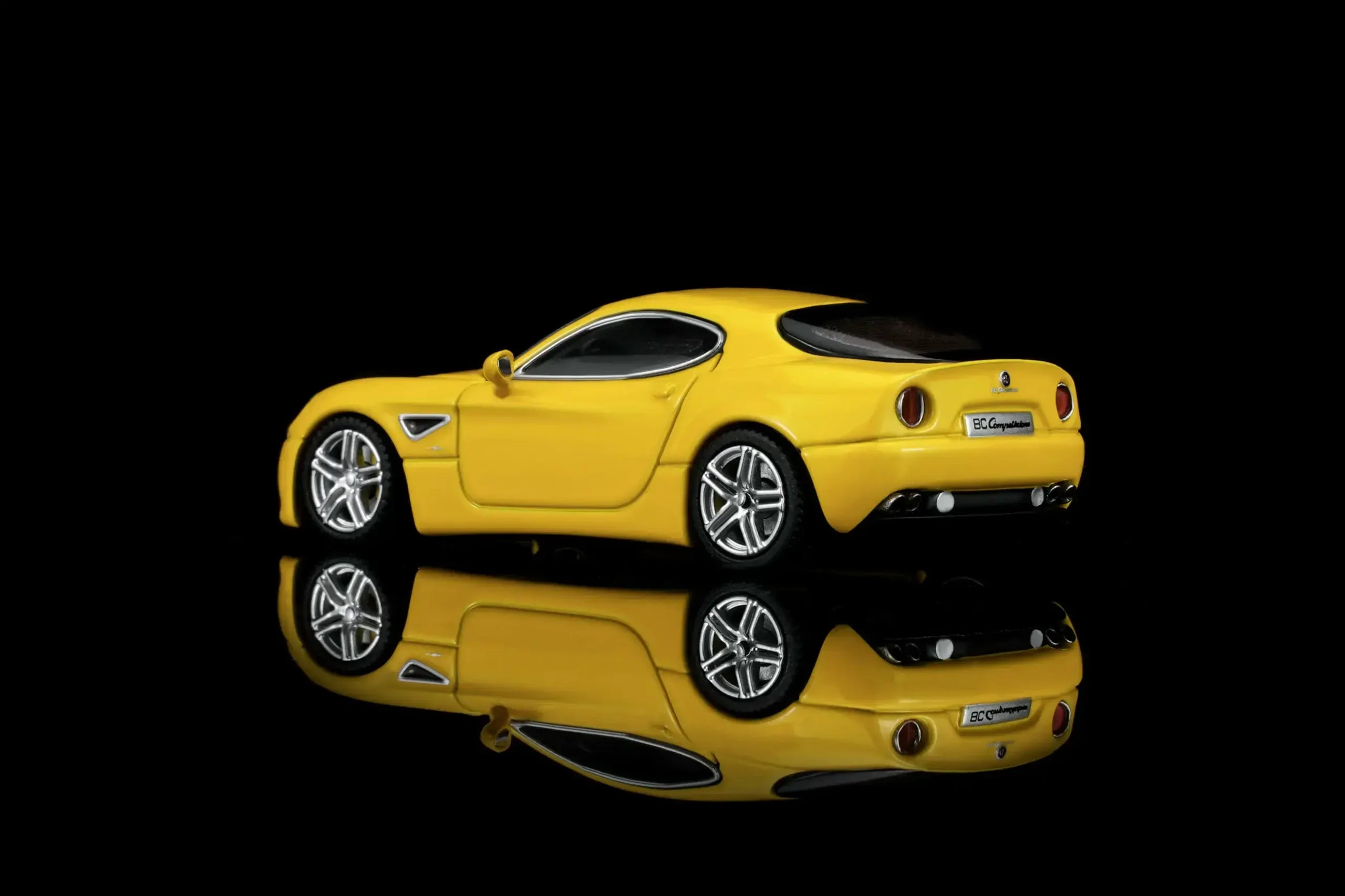 (Coming Soon) MOTORHELIX 1/64 Alfa Romeo 8C Competizione 2008 Giallo Mica