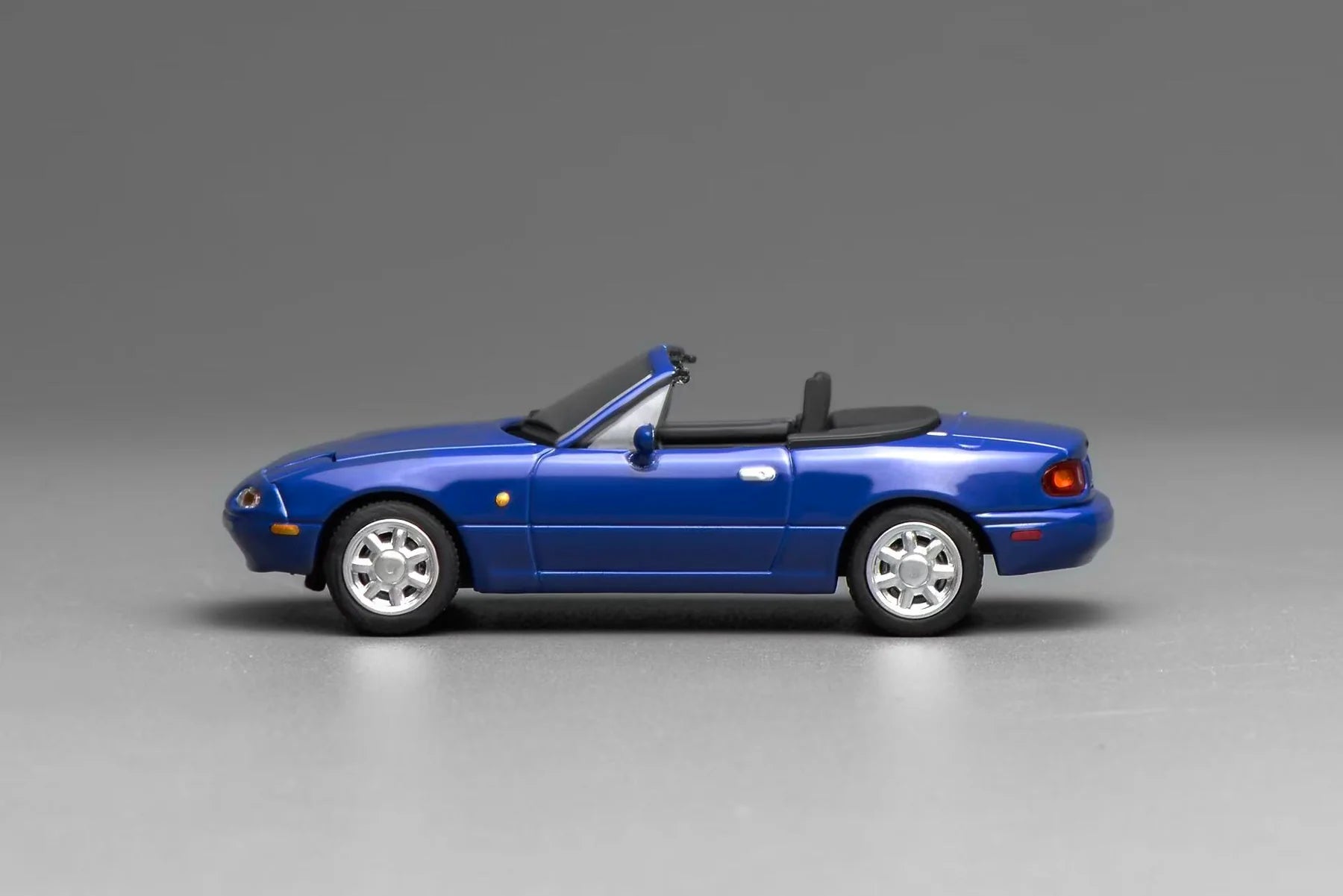 (Coming Soon) MOTORHELIX 1:64 Mazda MX-5 Miata (NA)LHD - Laguna Blue