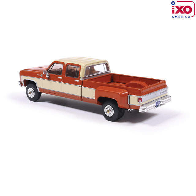 (Coming Soon) IXOAMERICA 1:64 1975 Chevrolet K30 Crew Dab Dually - Grecian Bronze and Santa Fe Tan Deluxe Two-Tone