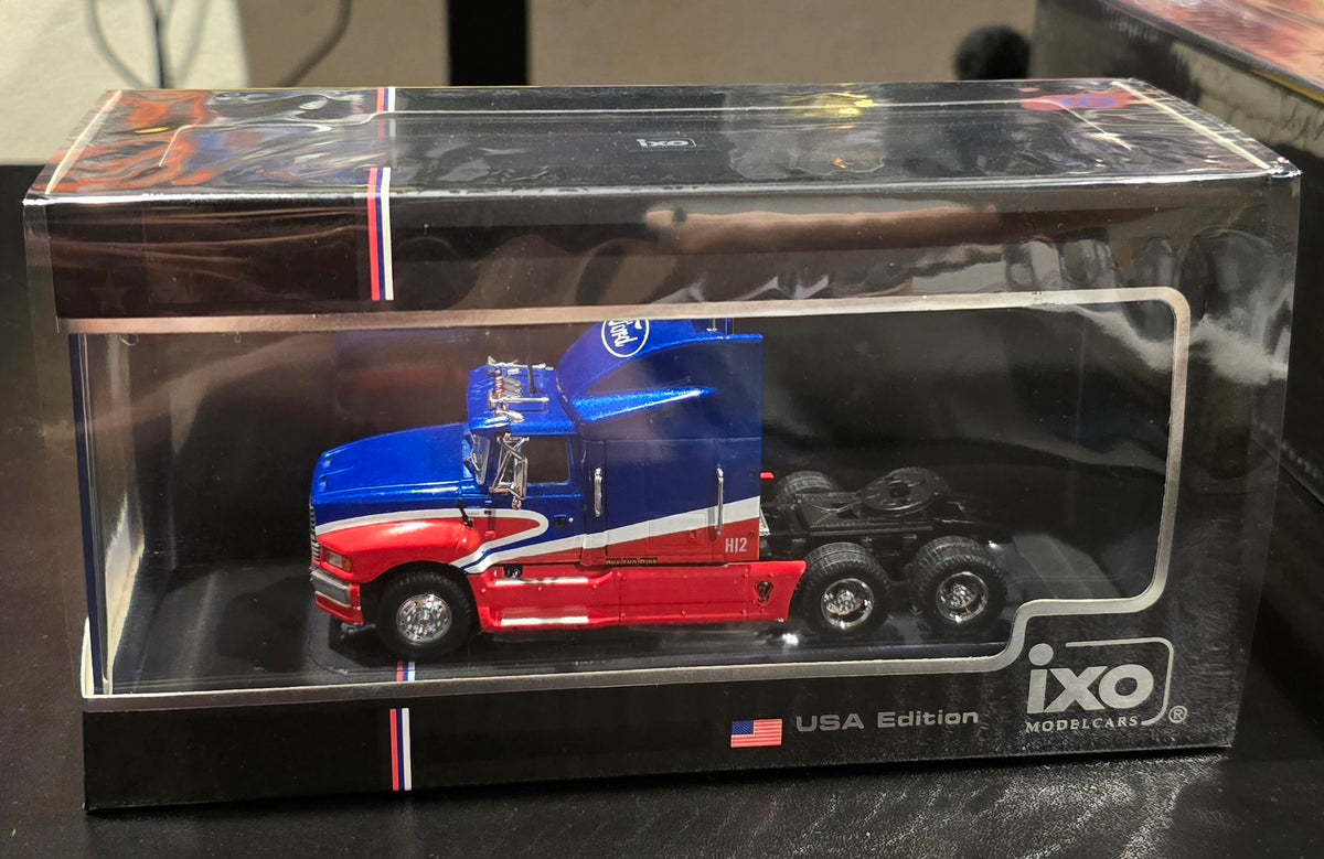 IXOAMERICA 1:64 1990 Ford Aeromax - Red and Blue