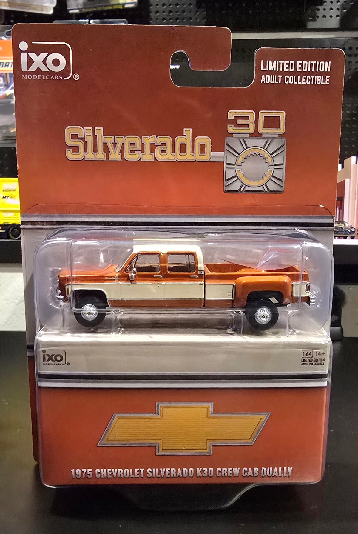 IXOAMERICA 1:64 1975 Chevrolet K30 Crew Dab Dually - Grecian Bronze and Santa Fe Tan Deluxe Two-Tone