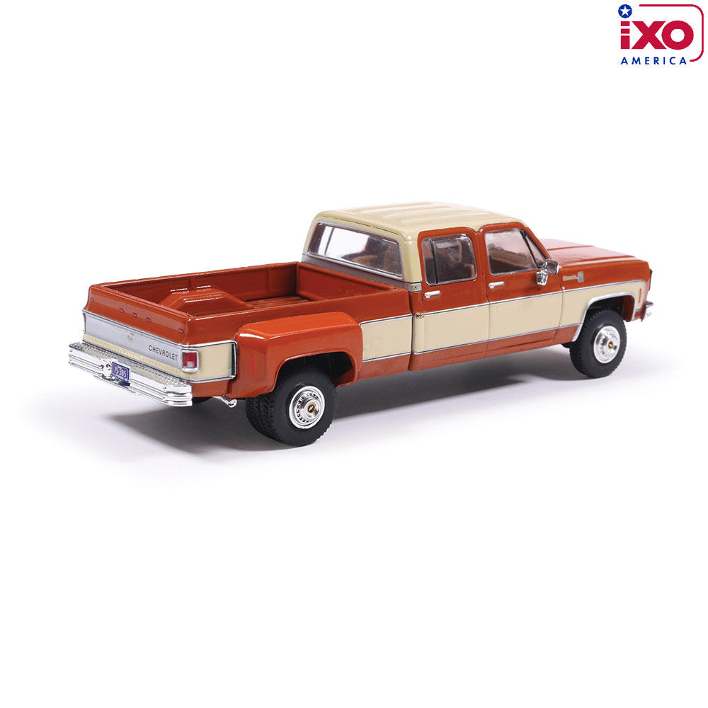 (Coming Soon) IXOAMERICA 1:64 1975 Chevrolet K30 Crew Dab Dually - Grecian Bronze and Santa Fe Tan Deluxe Two-Tone