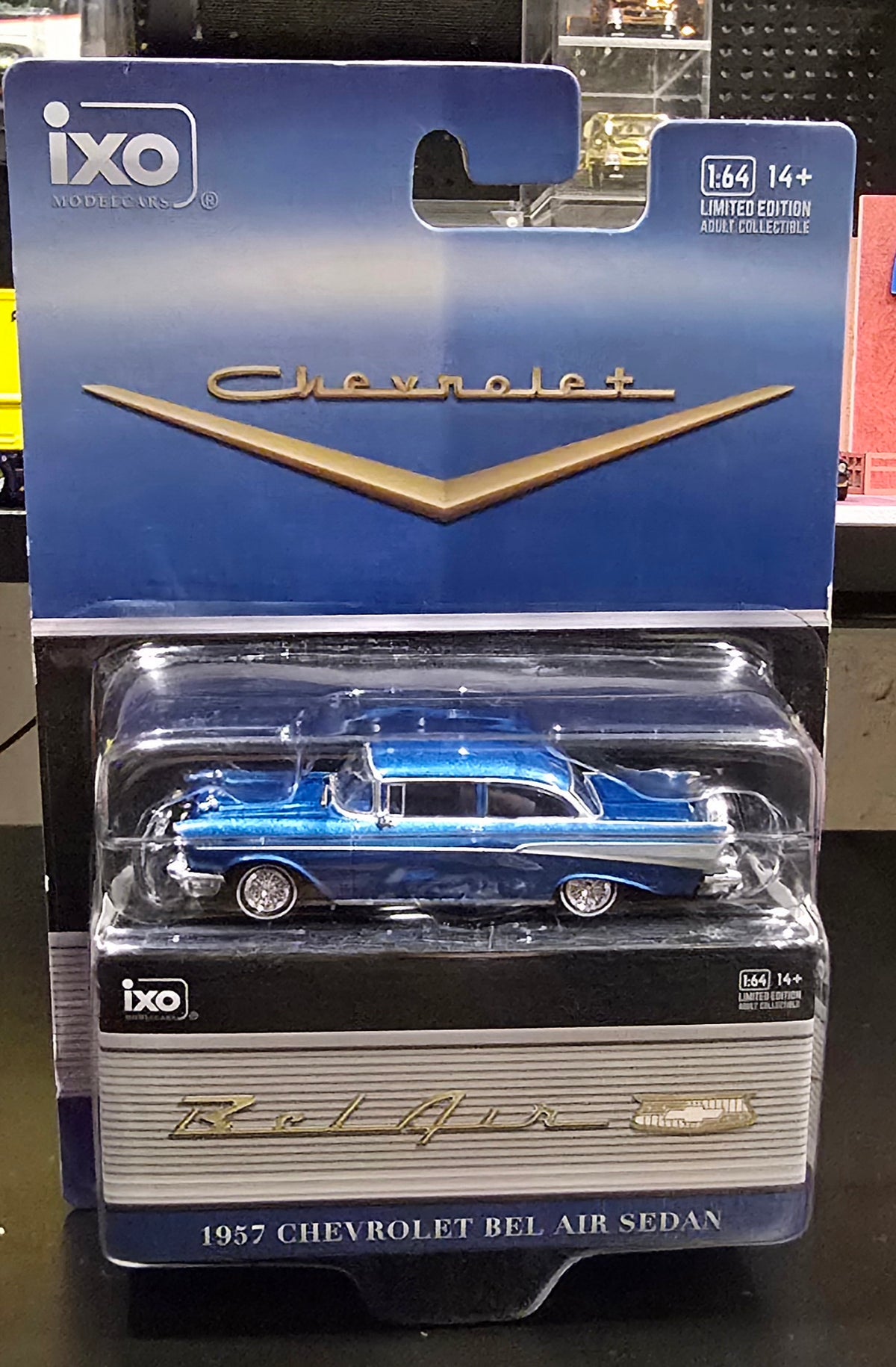 IXOAMERICA 1:64 1957 Chevrolet Bel Air Sedan with Continental Kit - Harbor Blue