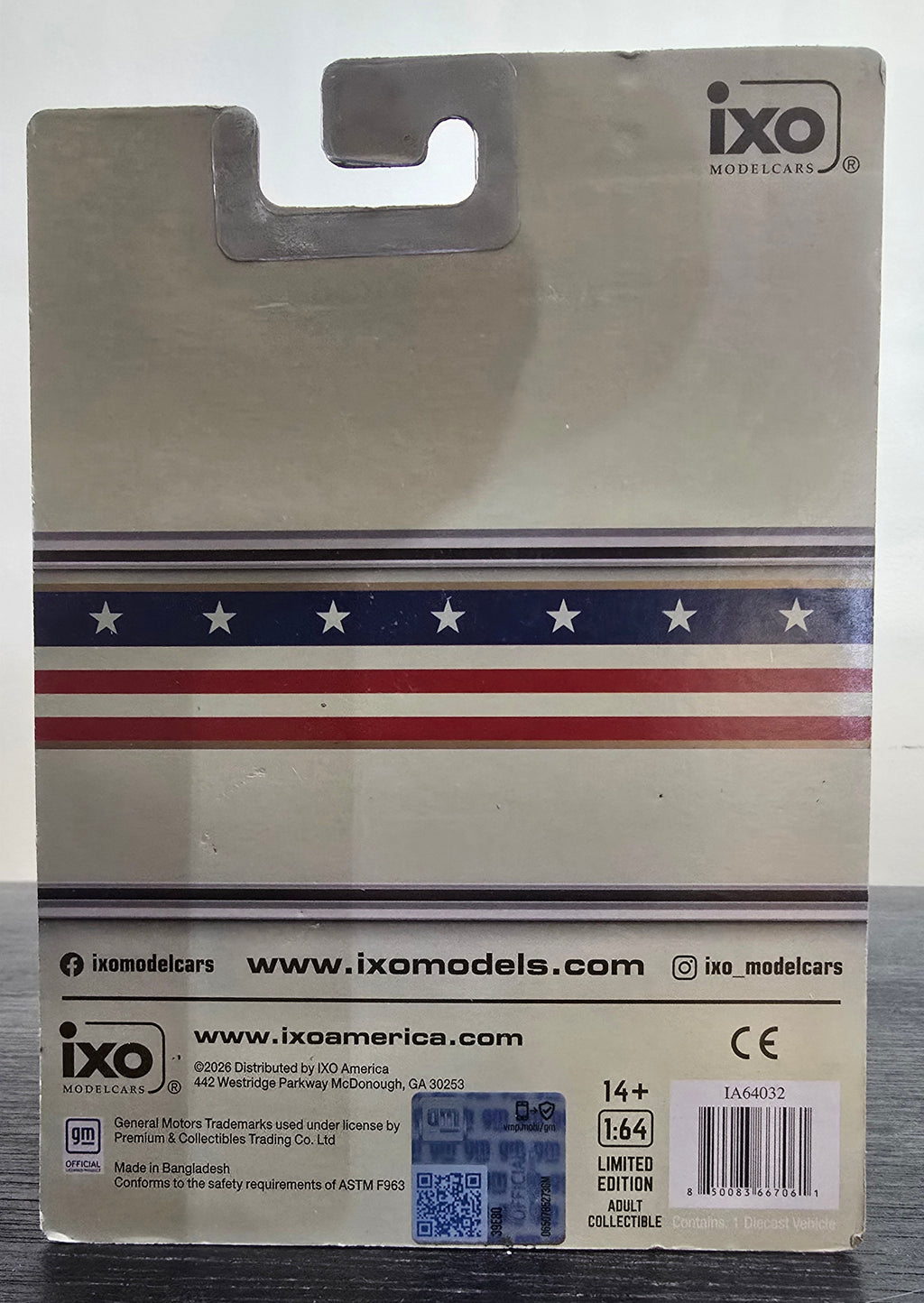IXO 1:64 1976 Chevrolet Custom Deluxe K30 Fleetside - July 4th Exclusive