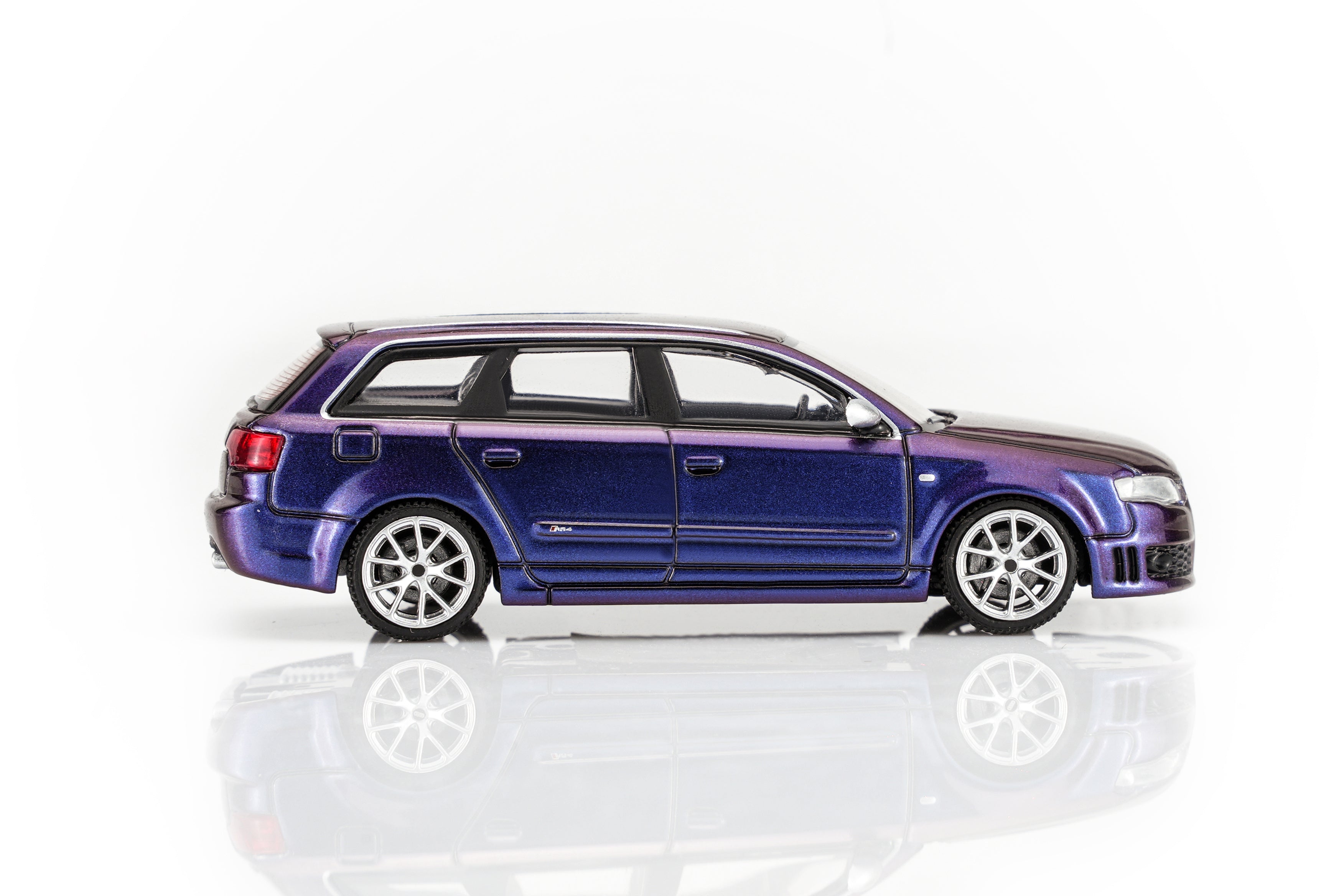 (Coming Soon) MOTORHELIX 1/64 Audi RS4 (B7) 2005 - Armygirl Purple Pearl