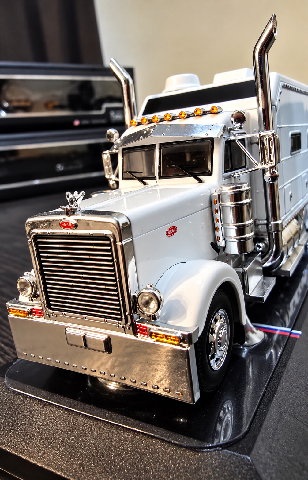 IXOAMERICA 1:64 Peterbilt 379 - White