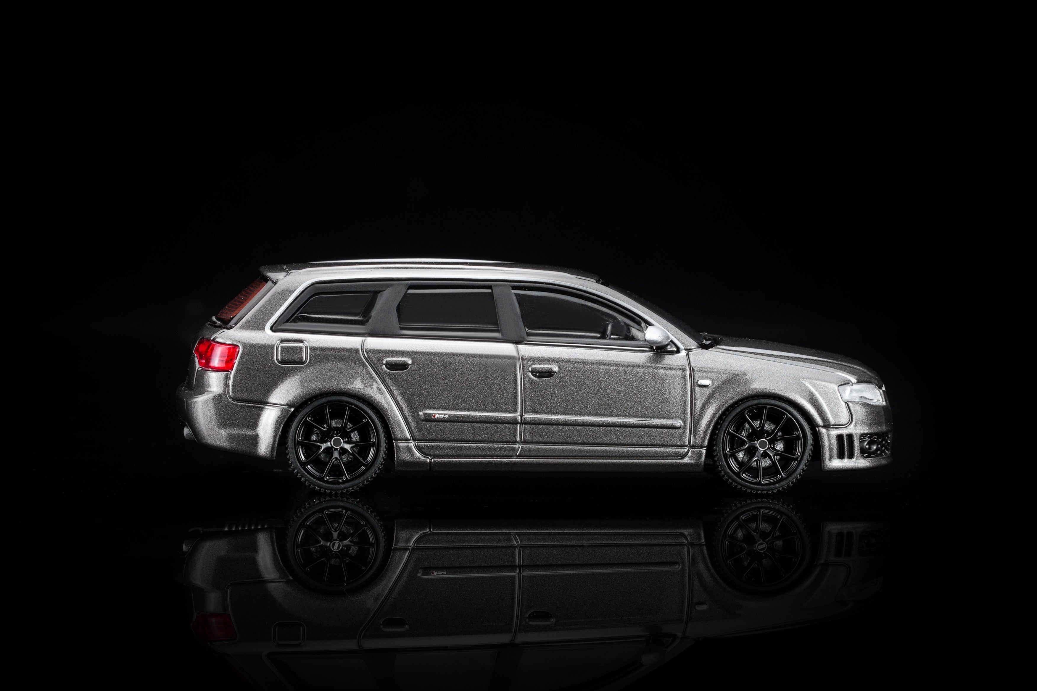 (Coming Soon) MOTORHELIX 1/64 Audi RS4 (B7) 2005 - Grey Pearl
