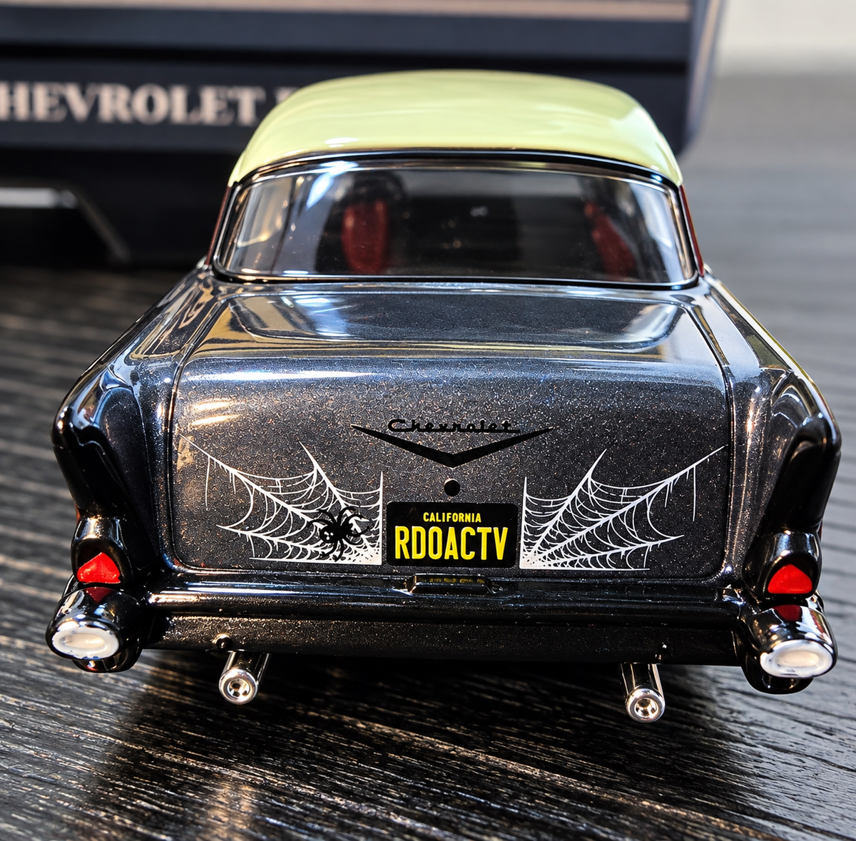 IXOAMERICA 1:64 1957 Chevrolet Bel Air - Lowrider - Halloween