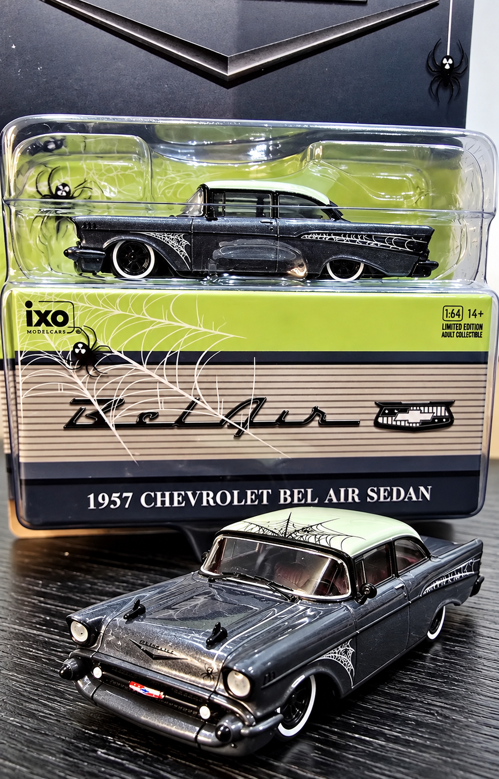 IXOAMERICA 1:64 1957 Chevrolet Bel Air - Lowrider - Halloween