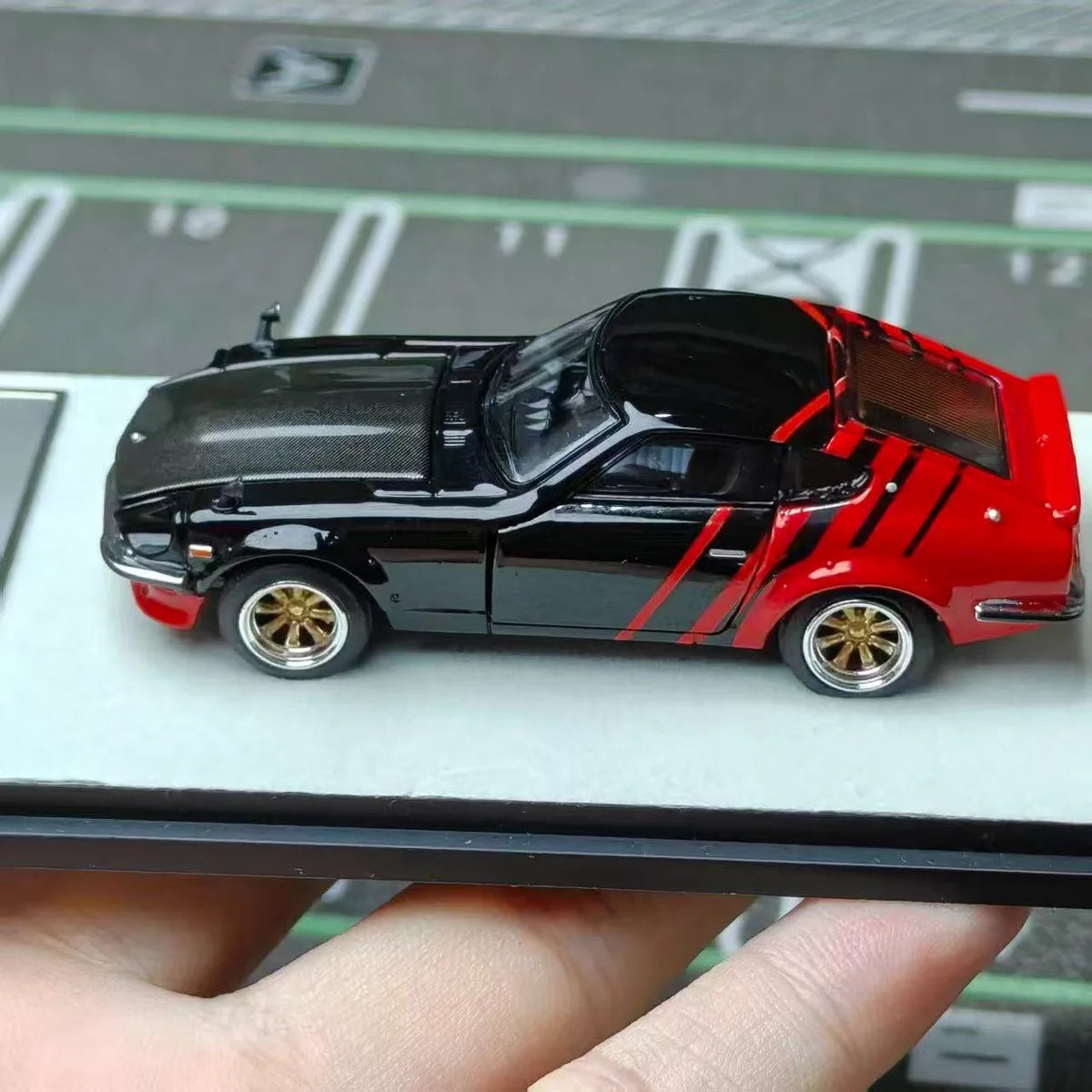 (Coming Soon) GTM 1:64 Nissan Fairlady Z (S30) ADVAN Black/Red