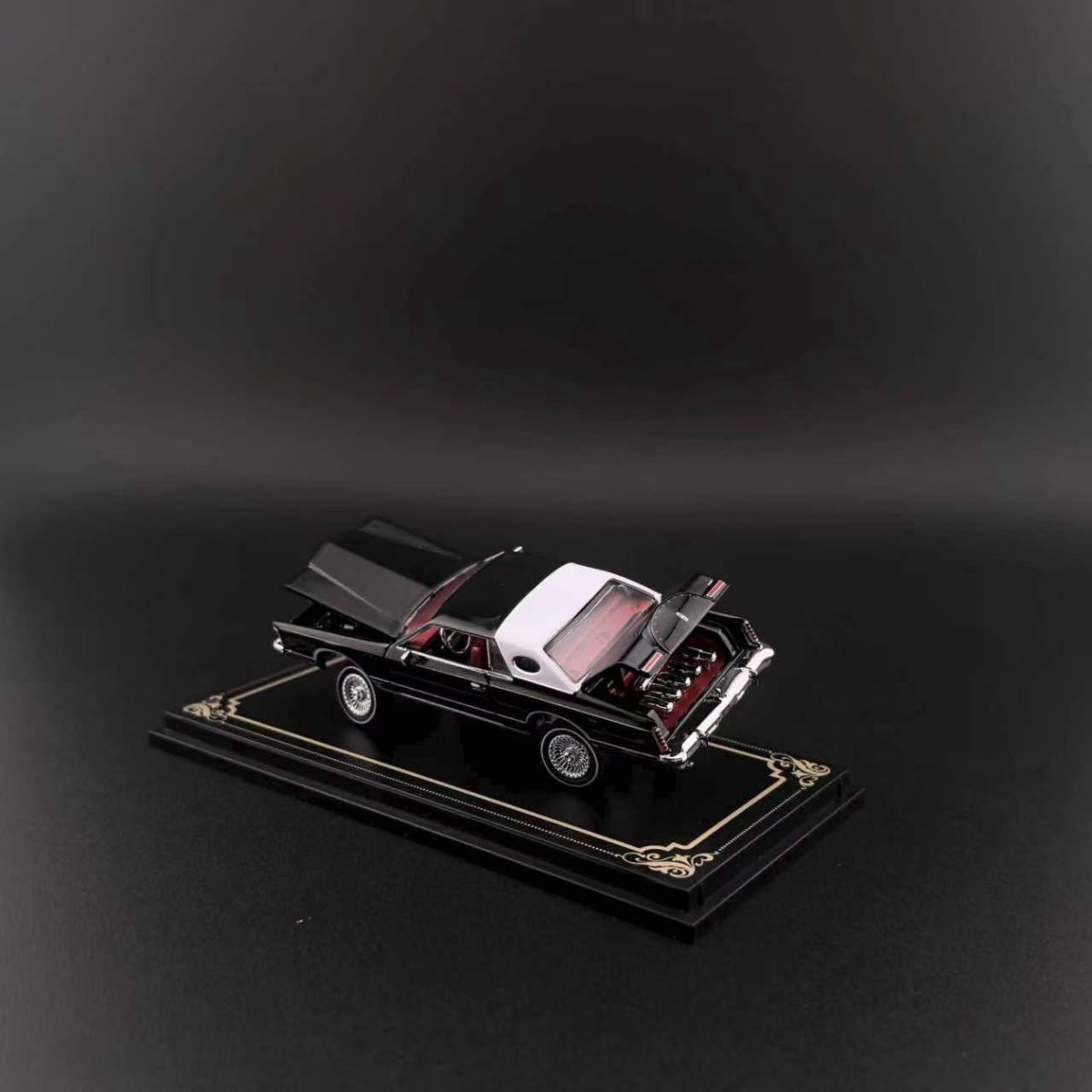 (Coming Soon) FINEWORKS64 1/64 Lincoln Continental 1979 Diecast - Adjustable Suspension