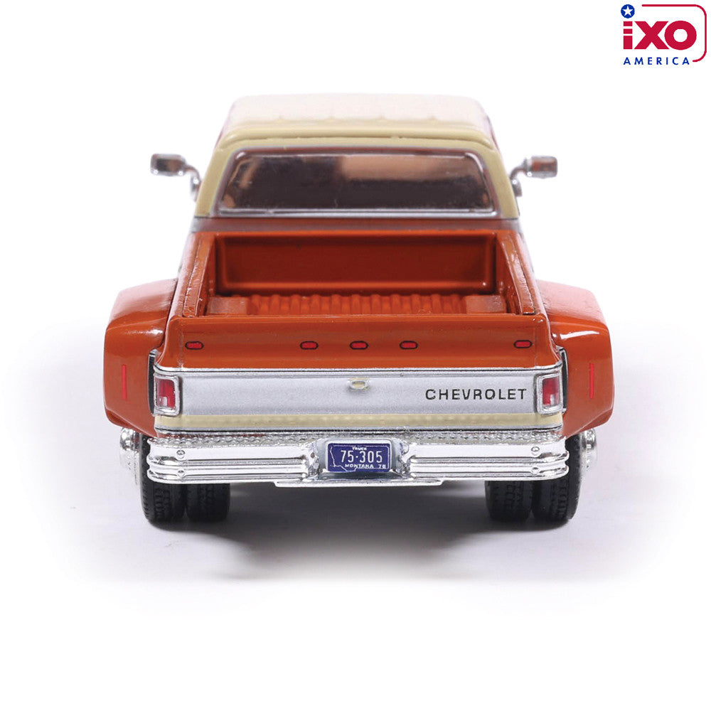 (Coming Soon) IXOAMERICA 1:64 1975 Chevrolet K30 Crew Dab Dually - Grecian Bronze and Santa Fe Tan Deluxe Two-Tone